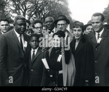 Super baseball Dodgers de Brooklyn, Jackie Robinson (à gauche), son fils, une femme non identifiée et Harry Belafonte (à droite) et sa femme Julie assister à une marche de 10 000 des étudiants des niveaux secondaire et collégial à l'appui de la déségrégation scolaire. Photo : Abbie Rowe Banque D'Images