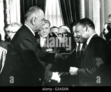 Le Président Lyndon B. Johnson mains un stylo souvenir à la Pasteur Martin Luther King, après la signature de la Loi des droits de vote. L'événement a eu lieu dans la capitale. Banque D'Images