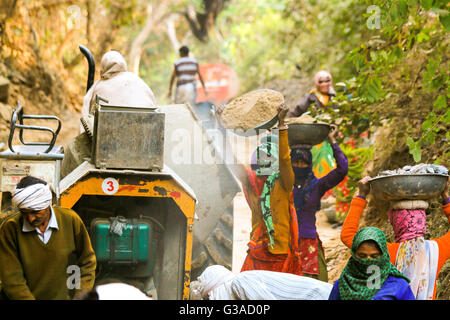 Les hommes et les femmes indiens intouchables creuser Road à Fort de Ranthambore, en Inde Banque D'Images