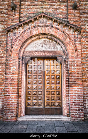 Entrée d'une cathédrale médiévale avec porte en bois sculpté. Banque D'Images