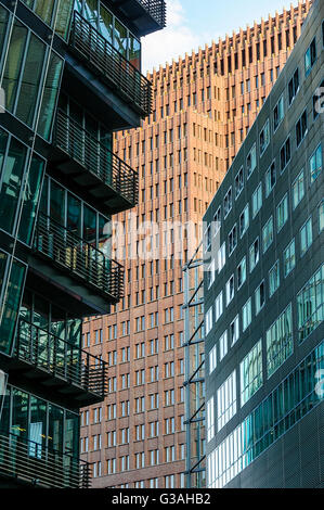 Immeuble de bureaux modernes reflétant la lumière avec grattoir en arrière-plan Banque D'Images