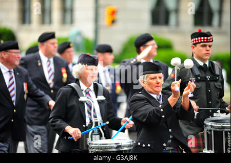 Une bande d'anciens combattants conduit à marche D-Day anniversaire des commémorations pour London, Ontario au Canada. Banque D'Images