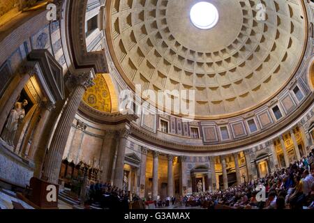Vue de l'intérieur de concert choral, Panthéon, Rome, Italie Banque D'Images
