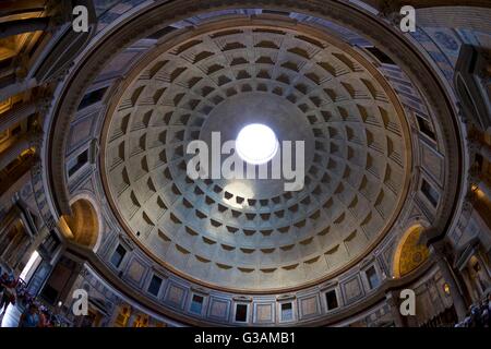 Vue intérieure d'oculus et plafond à caissons de la coupole, Panthéon, Rome, Italie Banque D'Images