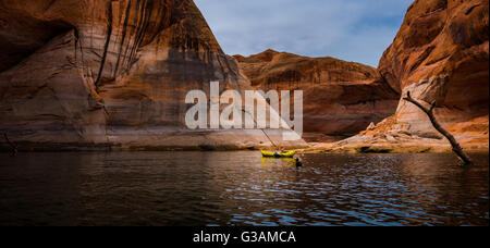 Kayakiste fille explorer le magnifique lac Powell Utah-Arizona USA Banque D'Images