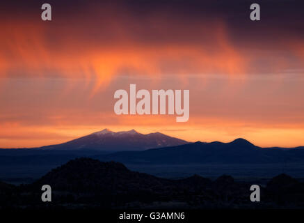 Les San Francisco Peaks sur le Granite Dells Prescott et Chino Valley. Arizona Banque D'Images