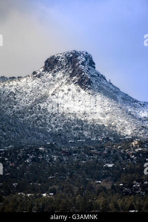 Thumb Butte (6 514 ft) dans la Sierra Prieta montagnes couvertes de neige en hiver. Prescott, Arizona. Banque D'Images