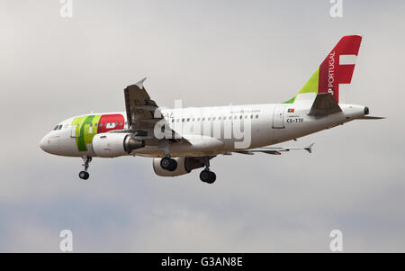 TAP Portugal un Airbus A319-111 à l'approche de l'aéroport El Prat de Barcelone, Espagne. Banque D'Images
