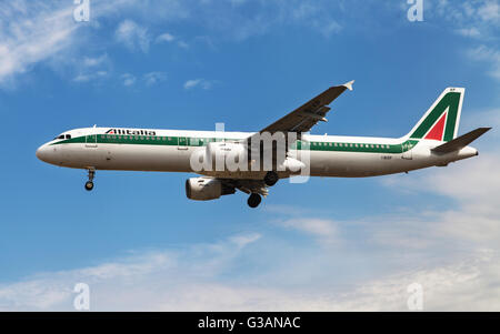 Un Airbus A321-112 d'Alitalia à l'approche de l'aéroport El Prat de Barcelone, Espagne. Banque D'Images