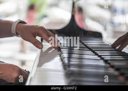 Belle photo de main sur un piano noir Banque D'Images