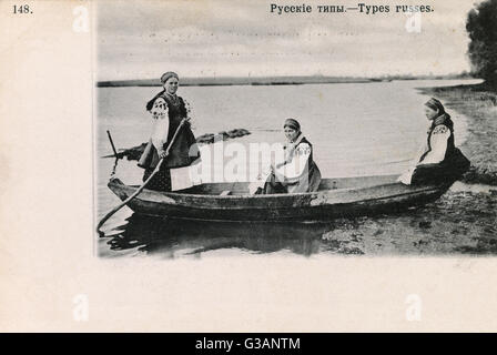 Trois femmes russes en costume traditionnel hors bateau Banque D'Images