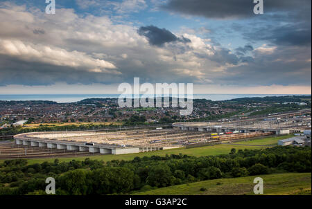 Belle vue sur le terminal Eurotunnel à Coquelles, Angleterre. Banque D'Images