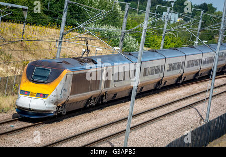 Train Eurostar classe 373 e300 voyageant en Angleterre. Banque D'Images