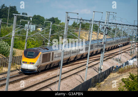 Train Eurostar classe 373 e300 voyageant en Angleterre. Banque D'Images