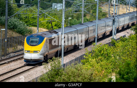 Train Eurostar classe 373 e300 voyageant en Angleterre. Banque D'Images