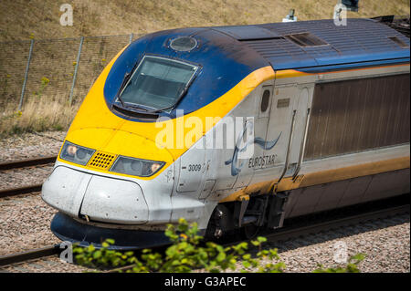 Train Eurostar classe 373 e300 voyageant en Angleterre. Banque D'Images