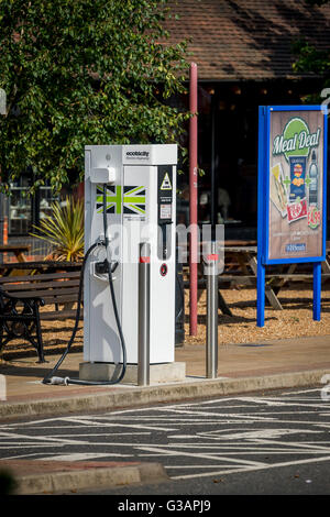 Ecotricity autoroute électrique la pompe dans un parking en Angleterre. Banque D'Images