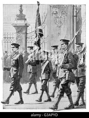 Edward, prince de Galles (futur roi Édouard VIII, puis Duc de Windsor), des parades avec ses compagnons de Grenadier Guards (qui sont tous considérablement plus grand que lui) et porte le drapeau régimentaire devant le palais de Buckingham en octobre 1914. Le Prince je Banque D'Images