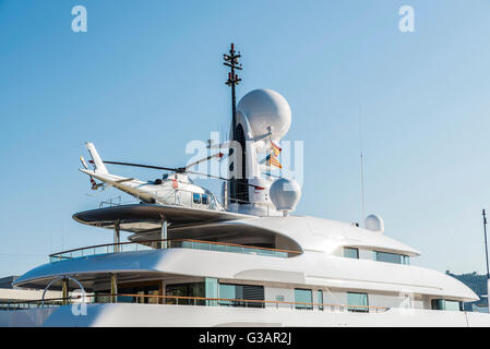 Yacht de luxe avec un hélicoptère sur son pont à la marina à Barcelone, Catalogne, Espagne Banque D'Images