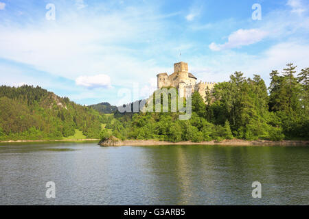 Vue sur le château de Niedzica Pologne Banque D'Images