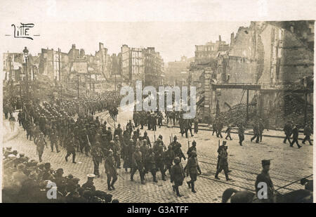 L'arrivée de l'armée allemande à Lille, France, 12 octobre 1914. Tous les bâtiments endommagés par les bombardements. La gare peut être vu dans la distance. Date : 1914 Banque D'Images