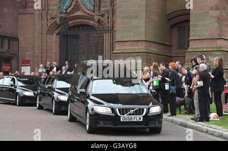 Un corbillard transportant le cercueil de l'écrivain de télévision Carla Lane quitte la cathédrale de Liverpool après ses funérailles. Banque D'Images
