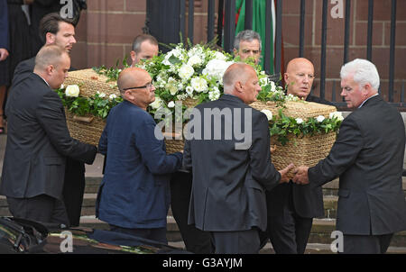 (Avant gauche/droit) Nigel et Carl Hollins porter le cercueil de leur mère et écrivain Carla Lane à partir de la cathédrale de Liverpool après ses funérailles. Banque D'Images