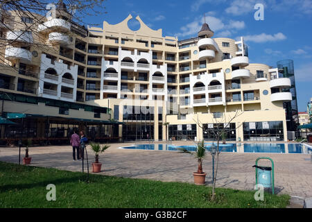 SUNNY BEACH, BULGARIE - Mai 07, 2011 : grand bâtiment moderne et bleu piscine sur le Sunny Beach, NESSEBAR, Bulgarie. Banque D'Images