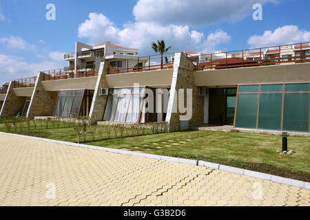 St.Vlas, NESSEBAR, Bulgarie - Mai 06, 2011 : Villas avec de grandes fenêtres et de ciel bleu avec des nuages sur le St.Vlas village Banque D'Images