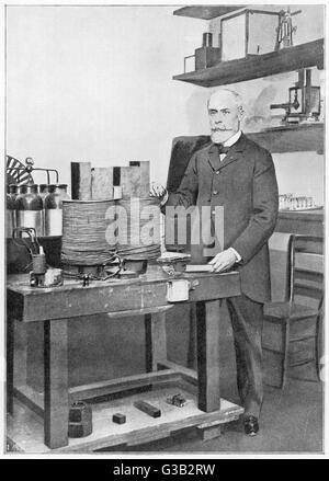 ANTOINE Henri Becquerel, physicien français qui a remporté le Prix Nobel de physique en 1903, photographié dans son laboratoire Date : 1852 - 1908 Banque D'Images