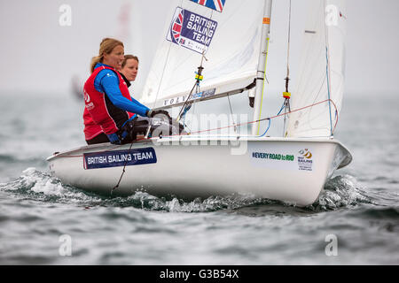 Les marins de l'équipe olympique GBR Hannah Mills (à gauche) et Saskia Clark décrit leur course 470 Women's class canot sur la deuxième journée de l'ISAF Sailing World Cup à la terminal de ferries de Weymouth, Weymouth. ASSOCIATION DE PRESSE Photo. Photo date : Jeudi 9 juin 2016. Voir l'histoire de la Coupe du Monde de Voile PA. Crédit photo doit se lire : Chris Ison/PA Wire. Banque D'Images