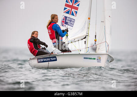 Les marins de l'équipe olympique GBR Hannah Mills (à gauche) et Saskia Clark décrit leur course 470 Women's class canot sur la deuxième journée de l'ISAF Sailing World Cup à la terminal de ferries de Weymouth, Weymouth. Banque D'Images