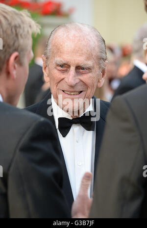 Le duc d'Édimbourg, assiste à une soirée de Gala marquant le 60e anniversaire du Prix du duc d'Édimbourg, à Stoke Park, Stoke Poges, dans le Buckinghamshire. Banque D'Images