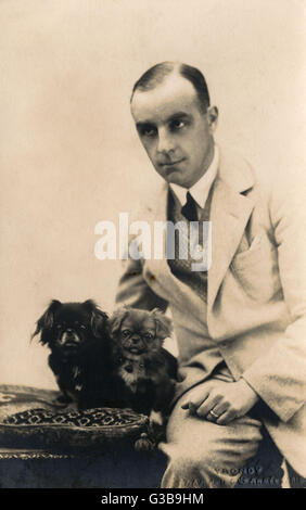 Studio portrait, homme avec chien pékinois, France Banque D'Images