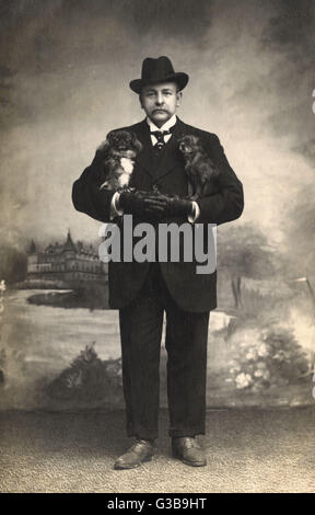 Studio portrait, homme avec deux chiens pékinois Banque D'Images