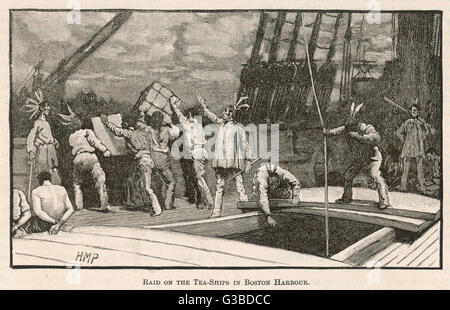 Les navires anglais conseil citoyens de Boston et jeter les coffres de thé dans le port pour protester contre l'imposition. Date : 16 Décembre 1773 Banque D'Images