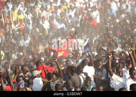 L'école secondaire de Kibuli jubilate joueurs après la victoire de l'Ouganda au cours de la finale du championnat de football Copa Coca-Cola à Soroti. Banque D'Images