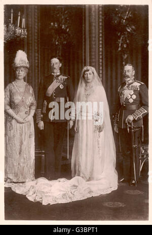 HENRY GEORGE CHARLES vicomte Lascelles plus tard 6e comte de HAREWOOD à son mariage avec la Princesse Mary - posant avec ses parents, George V et Mary Date : 1882 - 1947 Banque D'Images