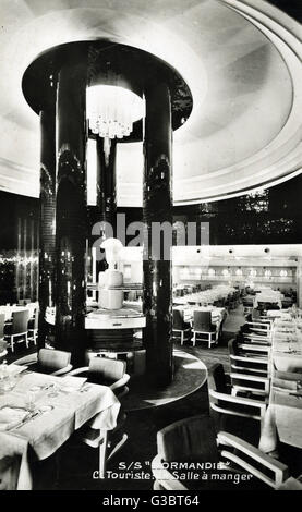 SS Normandie, paquebot transatlantique français avec Compagnie Générale Transatlantique (CGT), vue à l'intérieur de la salle à manger. Date : vers 1930 Banque D'Images