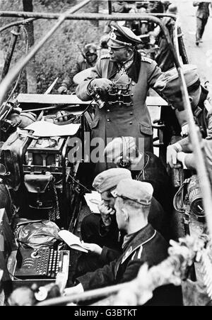 Heinz Guderian général dans sa demi-piste blindé véhicule de commandement. À la partie inférieure gauche de la photo est son codage Enigma machine. Date : 1941 Banque D'Images