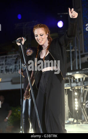 Jess Glynne procède au lancement de Thomson Cruises' newest ship, TUI, découverte à Palma, Majorque. ASSOCIATION DE PRESSE Photo. Photo date : mardi 9 juin 2016. Crédit photo doit se lire : Doug Peters/PA Wire Banque D'Images