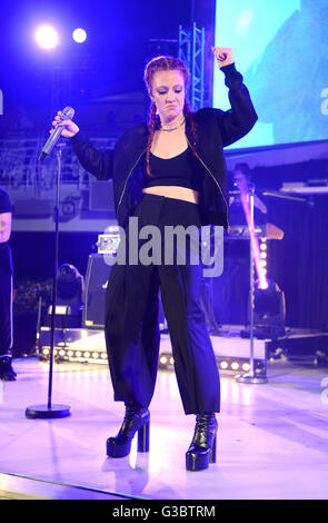 Jess Glynne procède au lancement de Thomson Cruises' newest ship, TUI, découverte à Palma, Majorque. ASSOCIATION DE PRESSE Photo. Photo date : mardi 9 juin 2016. Crédit photo doit se lire : Doug Peters/PA Wire Banque D'Images