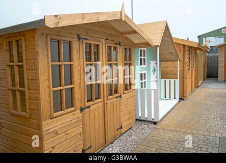 Tanalised atelier bois, home office ou maisons d'été, de se connecter, de construction tour construite de bois rouge ou de pin, Lancashire, UK Banque D'Images