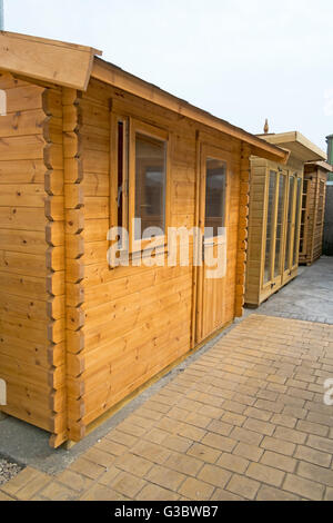 Tanalised atelier bois, home office ou maisons d'été, de se connecter, de construction tour construite de bois rouge ou de pin, Lancashire, UK Banque D'Images