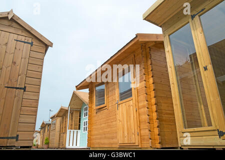 Tanalised atelier bois, home office ou en bois, maisons d'été, de la construction, tour journal hangars de stockage construit de bois rouge ou de pin, Lancashire, UK Banque D'Images