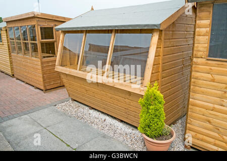 Tanalised atelier bois, home office ou maisons d'été, de se connecter, de construction tour construite de bois rouge ou de pin, Lancashire, UK Banque D'Images