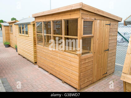 Tanalised atelier bois, home office ou maisons d'été, de se connecter, de construction tour construite de bois rouge ou de pin, Lancashire, UK Banque D'Images