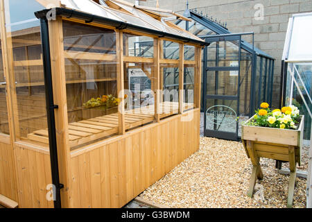 Tanalised atelier bois, home office ou maisons d'été, de se connecter, de construction tour construite de bois rouge ou de pin, Lancashire, UK Banque D'Images