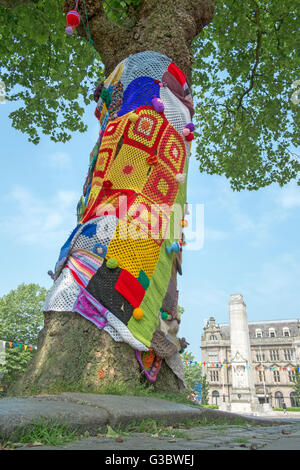 Le tronc d'un arbre recouvert d'une mosaïque de motifs lumineux de couleur en, dans le marché du pavillon, Preston, Lancashire, UK Banque D'Images