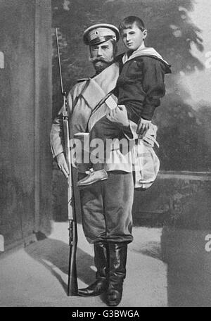 Le Tsar Nicolas II (1868-1918) en tenue militaire avec son seul fils, Alexei Nikolaevitch, Tsarévitch de Russie (1904-1918). Date : vers 1912 Banque D'Images